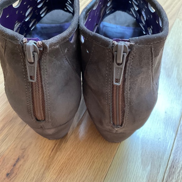 VANELI Laser cut out Peep Toe Booties, Size 10 - Picture 6 of 8